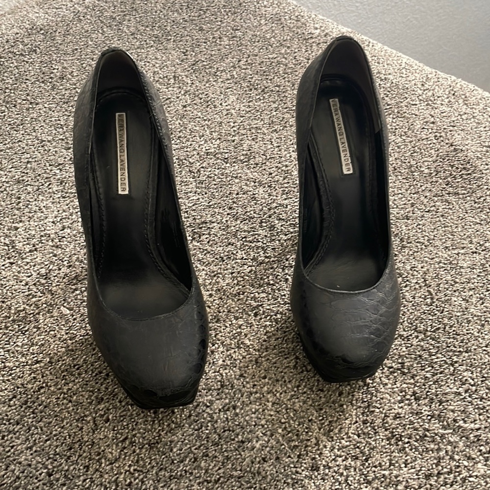 Vera Wang black textured stilettos size 8 medium
